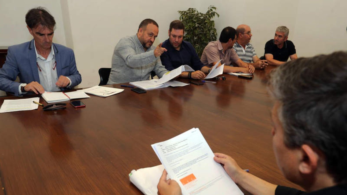 Los integrantes de la Mesa por el Futuro del Bierzo se reunieron ayer en la sede del Consejo. ANA F. BARREDO