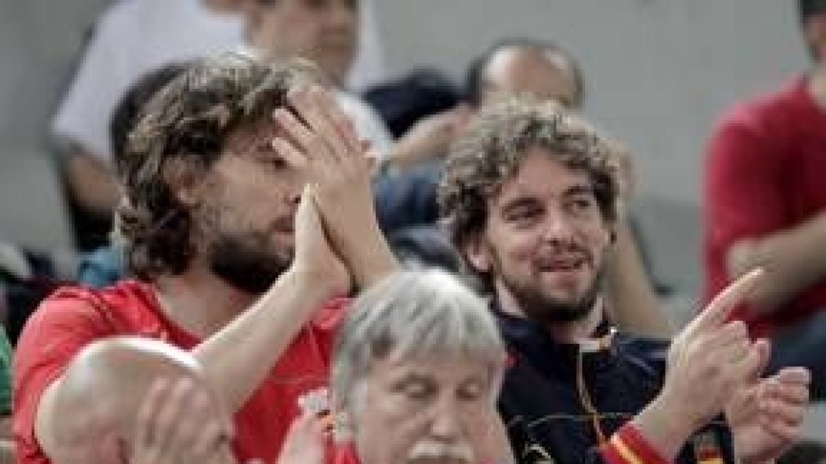 Los hermanos Gasol no quisieron perderse el pase a la lucha por las medallas de Rafa Nadal