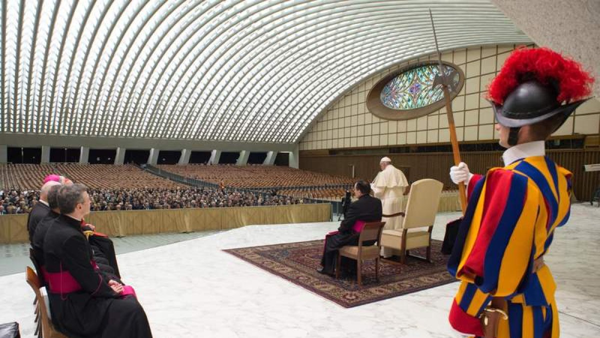 El papa ante la conferencia de medicina. VATICAN MEDIA FOTO / HANDOUT A