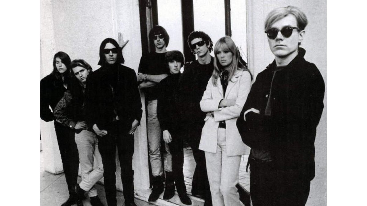 Andy Warhol, a la derecha, con The Velvet Underground. ARCHIVO