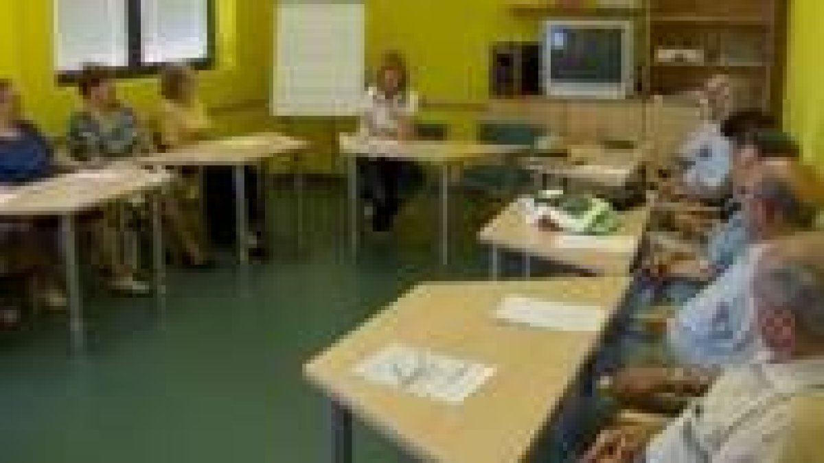 El taller de actualidad es una de las actividades semanales que organiza el centro de día