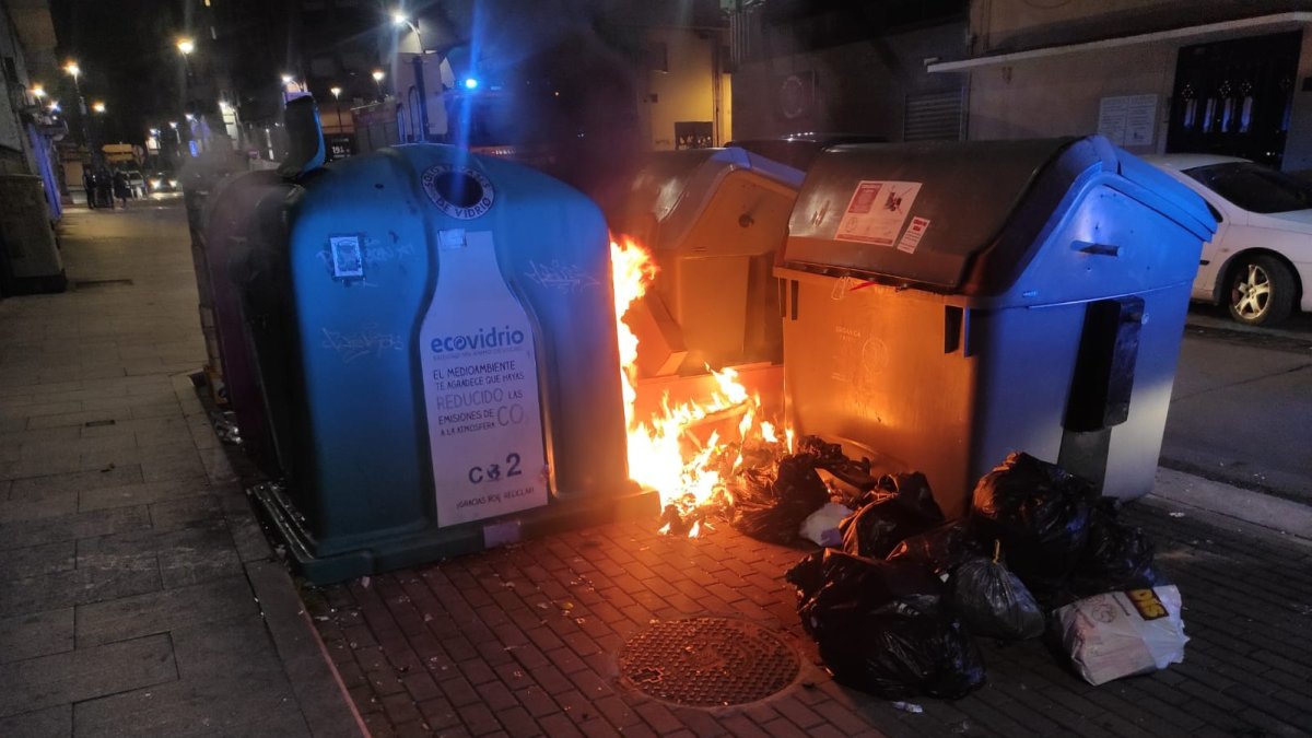 Uno de los contenedores incendiados la pasada madrugada. DL