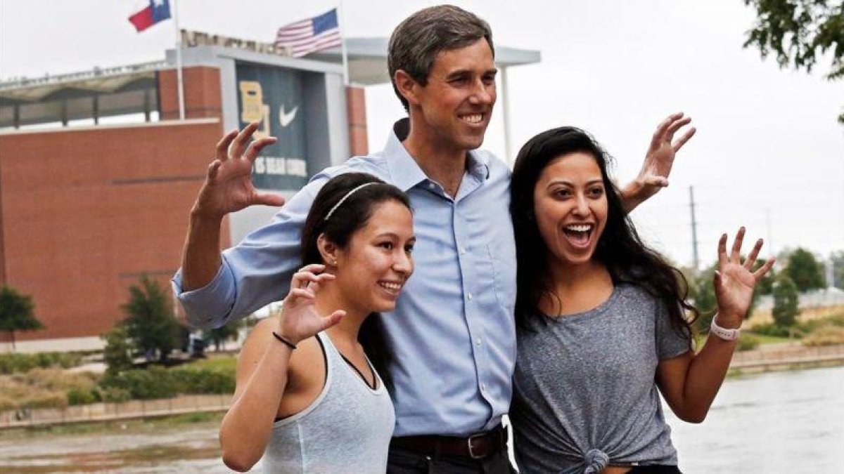 El candidato demócrata para senador por Texas, Beto ORourke, posa junto a dos seguidoras en la localidad de Waco.