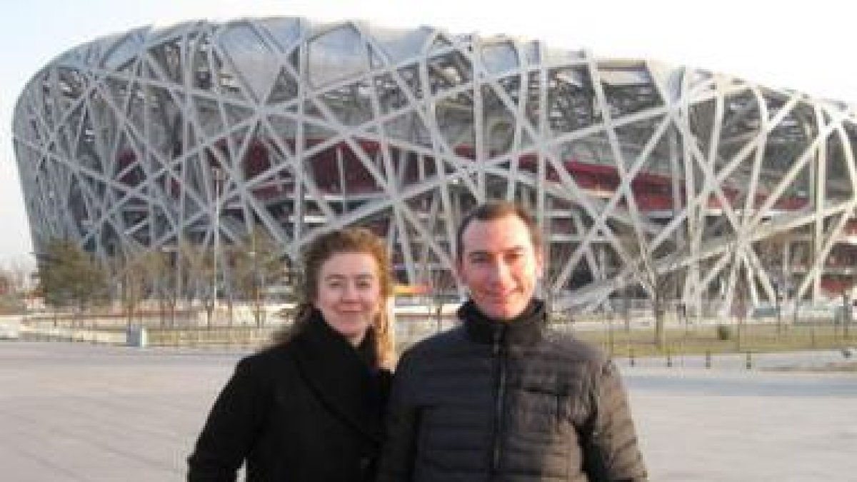 El matrimonio, ante el Estadio Nacional de Pekín, conocido como «El nido de pájaro».