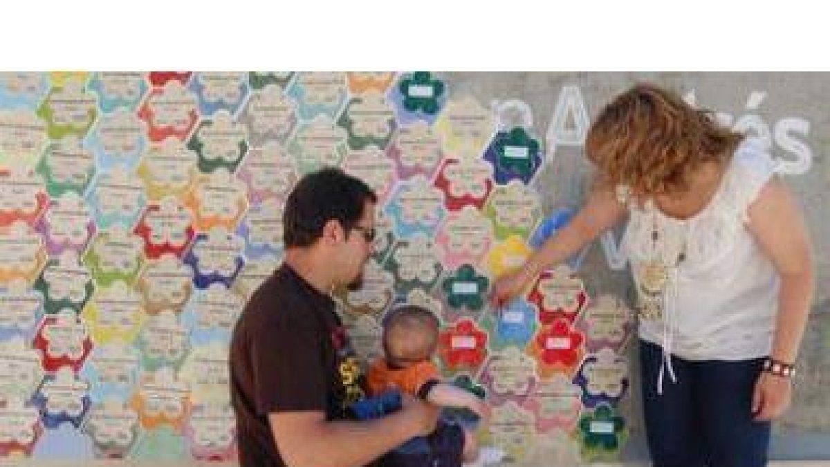 Las placas con el nombre del niño se engarzan como un puzle y además se planta un árbol.