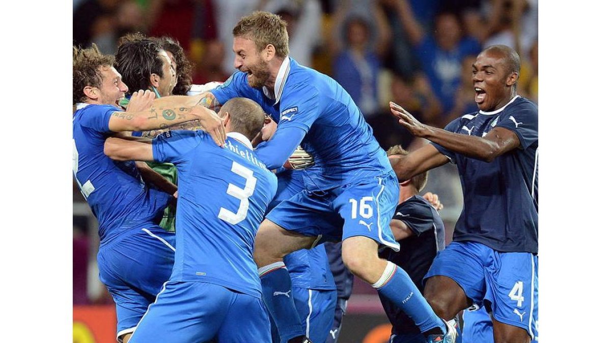 Los jugadores italianos celebran su triunfo en los penaltis ante Inglaterra.