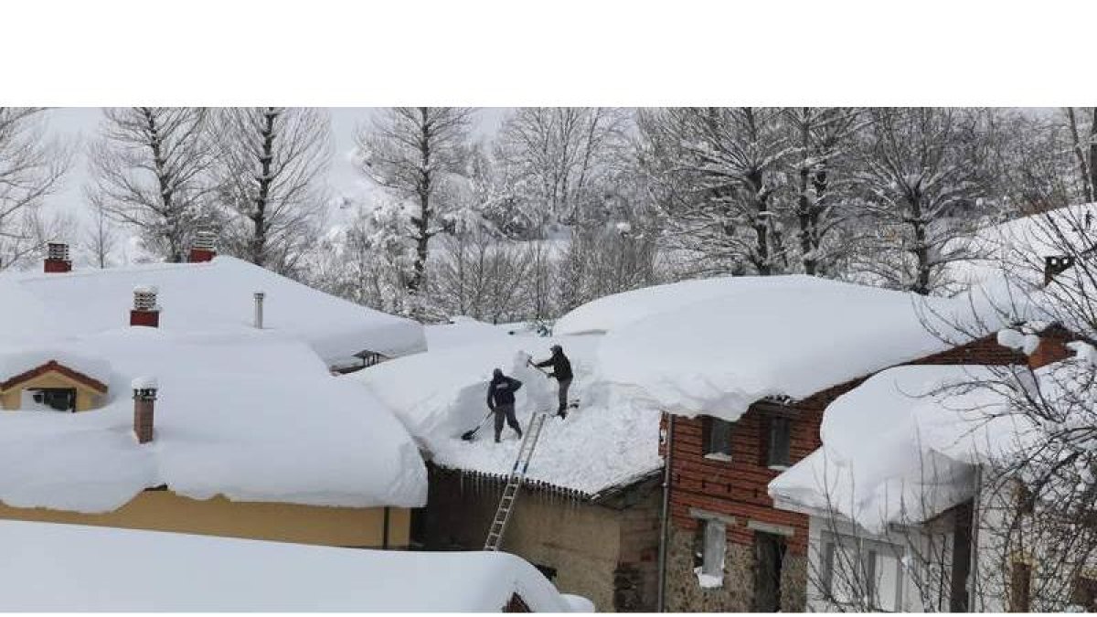 En cuanto el cielo despeja un poco los hombres se arman de escaleras y palas para quitar nieve de los tejados en Prioro