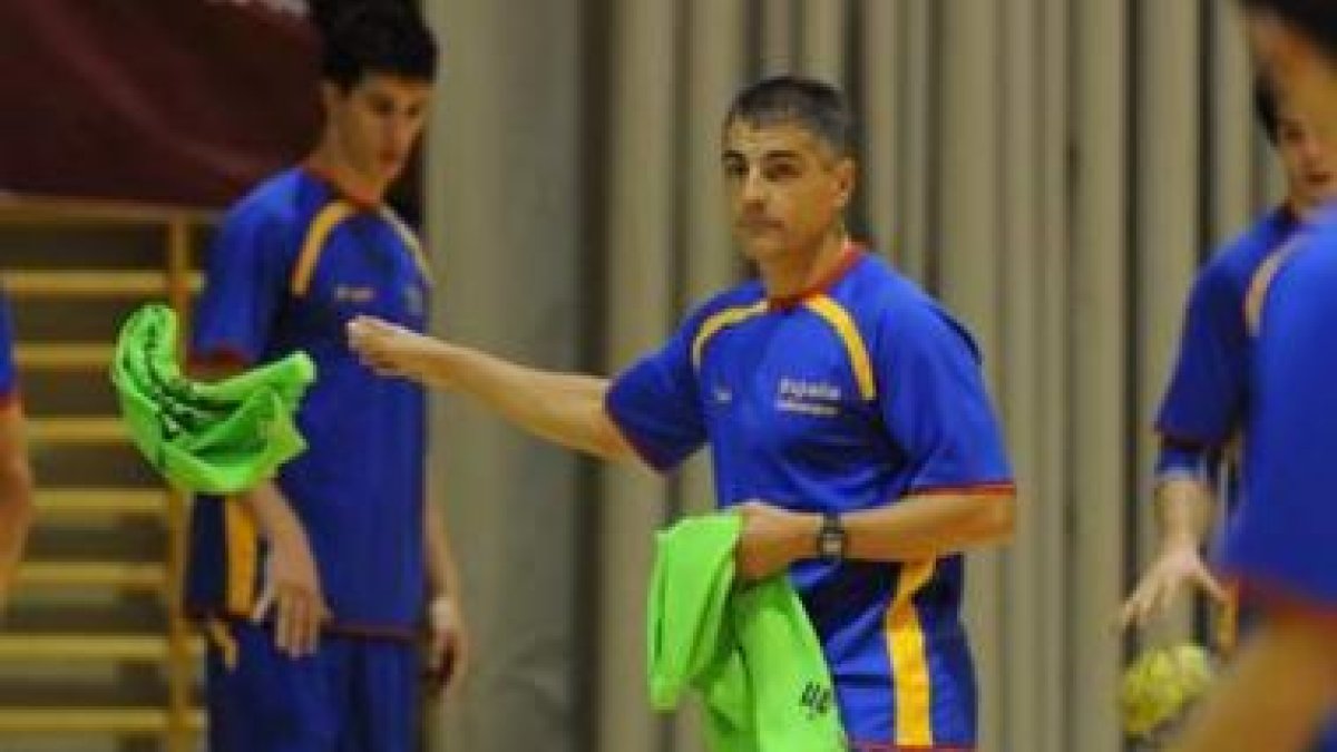 Isidoro Martínez, en un entrenamiento reciente de la selección española júnior en León.