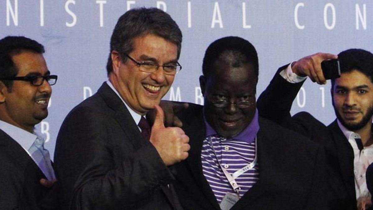 El director general de la OMC, Roberto Azevedo, hace un gesto de victoria mientras es felicitado por los delegados reunidos en Bali, este sábado.