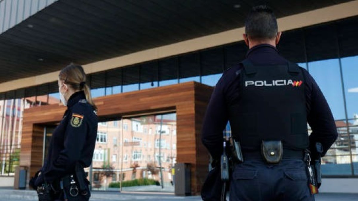 Agentes de la Policía Nacional de León. FERNANDO OTERO