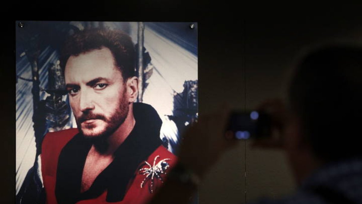 Un hombre fotografía una de las instantáneas que forman parte de la exposición titulada Renacimiento que homenajea al músico y artista Tino Casal. J.L. CEREIJIDO