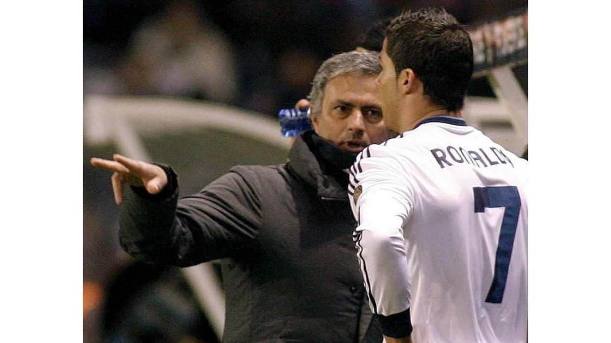 José Mourinho da instrucciones a Cristiano Ronaldo antes de entrar al terreno de juego.