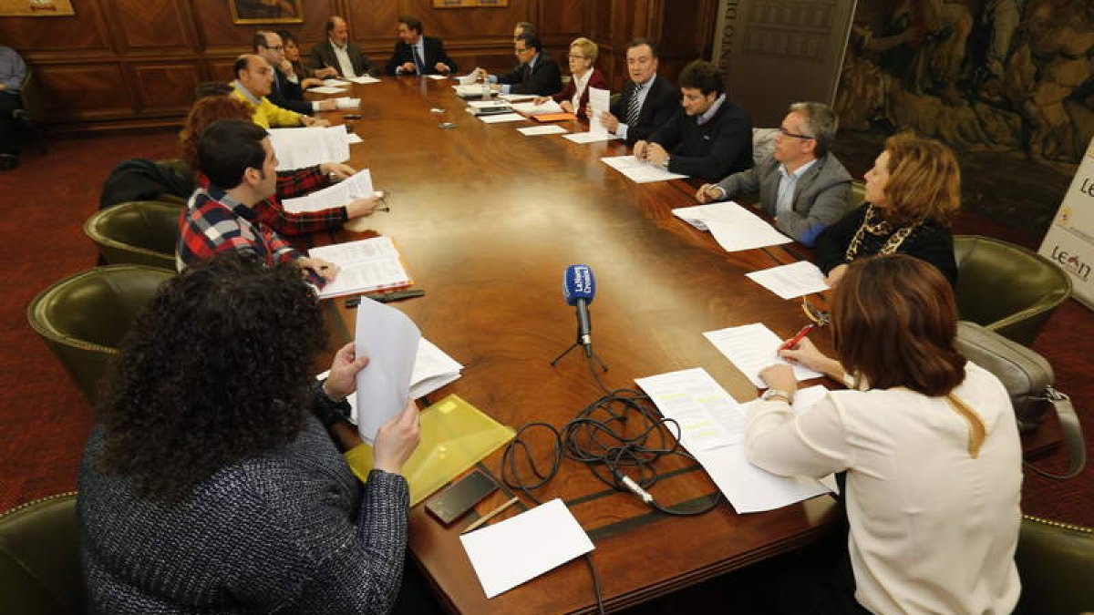 Un momento de la reunión de la asamblea de Serfunle, ayer en el Ayuntamiento de León.