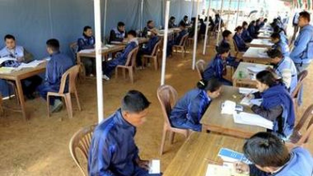 Varias personas realizan el proceso de registro de los ex guerrilleros.