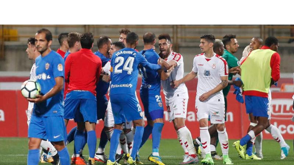 La tangana que se montó al final del partido Cultural-Almería, en la que Yasser fue expulsado por el colegiado vasco Gorostegui Fernández. JESÚS F. SALVADORES