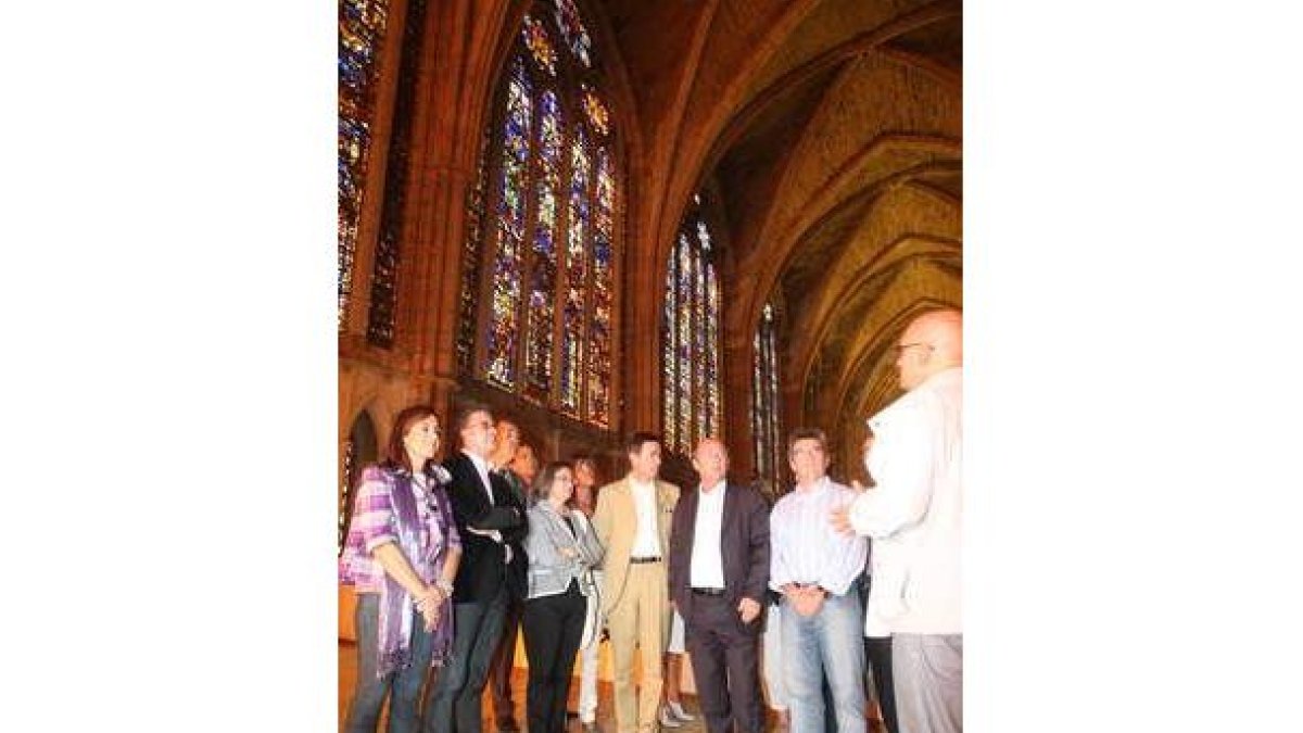 La delegación de Chartres, con el alcalde, vicealcalde y varios concejales, en la Catedral.