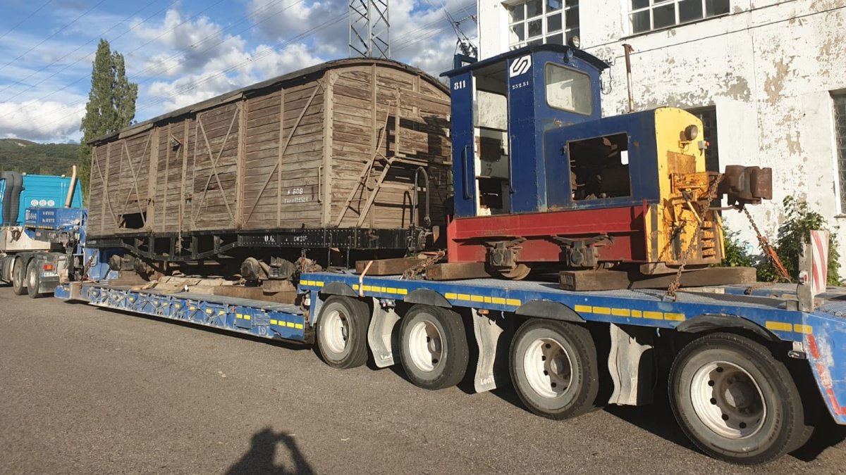 De los talleres del viejo tren minero Ponferrada-Villablino, ahora centro de reparación de material ferroviario, acaban de salir cinco vehículos restaurados que serán expuestos en el museo ferroviario de Martorell (Barcelona)