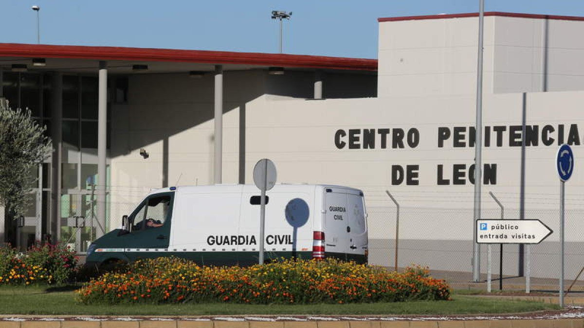 Vista exterior del acceso principal a la prisión leonesa. MARCIANO