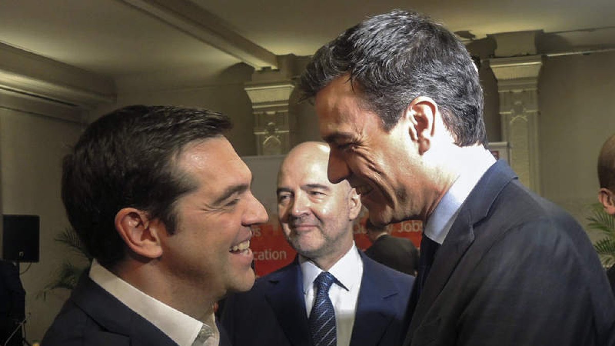 Tsipras y Sánchez, en la tradicional reunión del líderes socialistas europeos. PSOE
