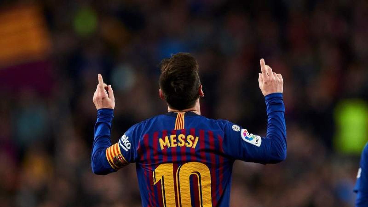 Leo Messi celebra el segundo gol ante el Atlético de Madrid, que ya está a once puntos de un Barcelona que acaricia el título de Liga. ALEJANDRO GARCÍA