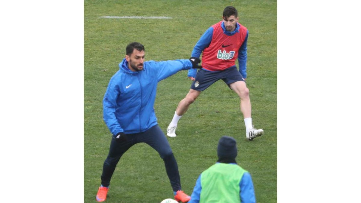 Chavero fue uno de los principales pilares de la Deportiva en la primera vuelta. L. DE LA MATA