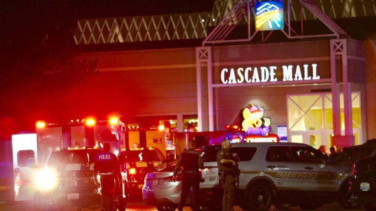 Policías ante el centro comercial Cascade Mall de Burlington (EEUU), donde se ha producido el tiroteo.