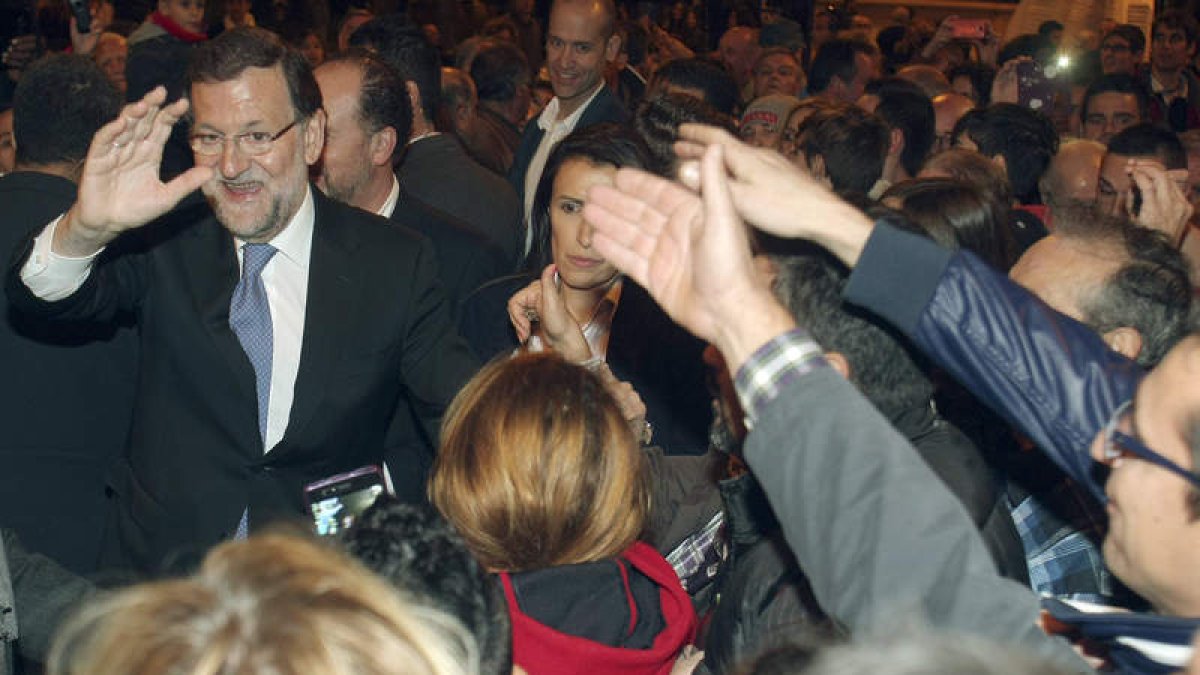 El presidente y candidato a la reelección Rajoy saluda a su llegada al mitin de Orihuela.