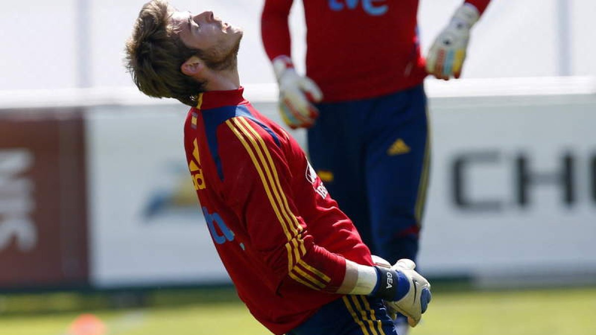 David de Gea, de rodillas, durante un entrenamiento con la selección española