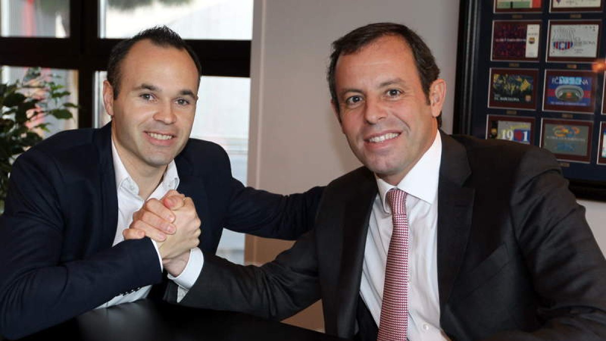 Andrés Iniesta, junto a Rosell en la imagen, firmó la renovación con el Barça hasta el 2018.