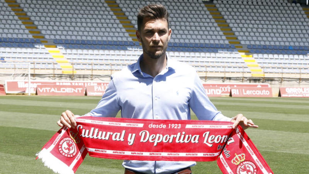 Víctor Cea muestra la bufanda de la Cultural en la presentación como nuevo entrenador. MARCIANO PÉREZ