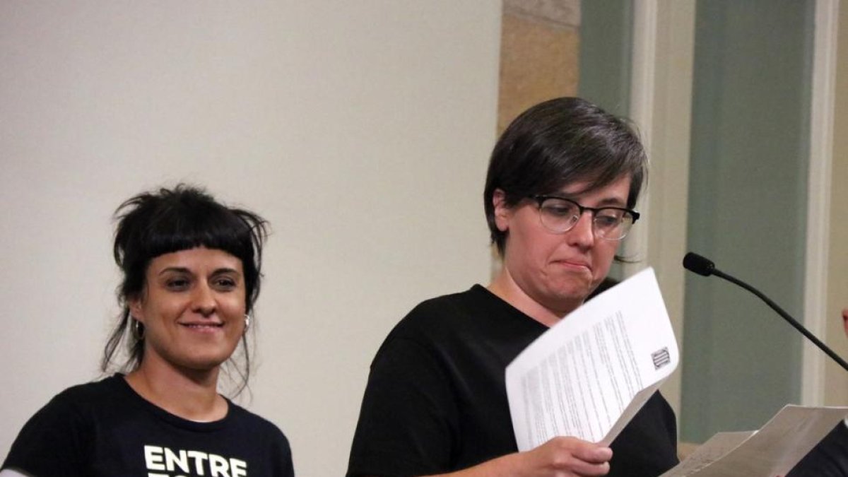 Las diputadas de la CUP en el Parlament Anna Gabriel y Mireia Boya, el pasado 10 de octubre.