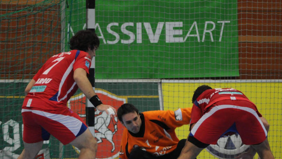 Vicente Álamo destacó en la portería leonesa.