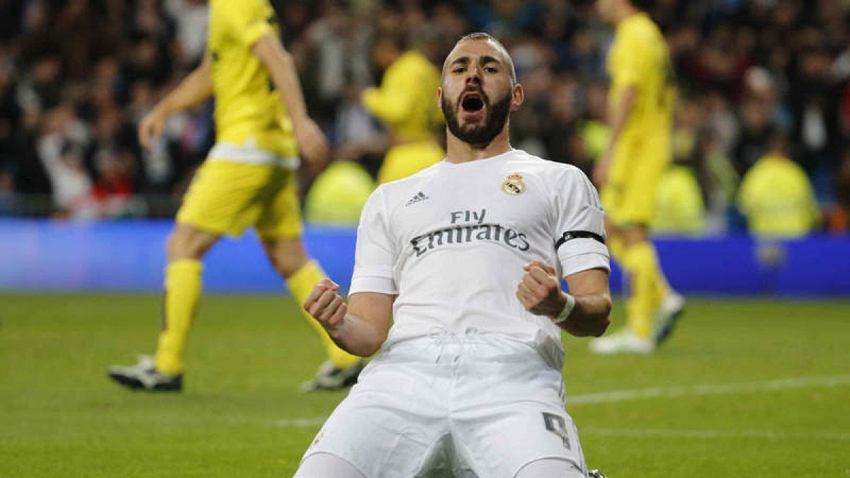 Benzema celebra el primer gol del Madrid ante el Villarreal. MARISCAL