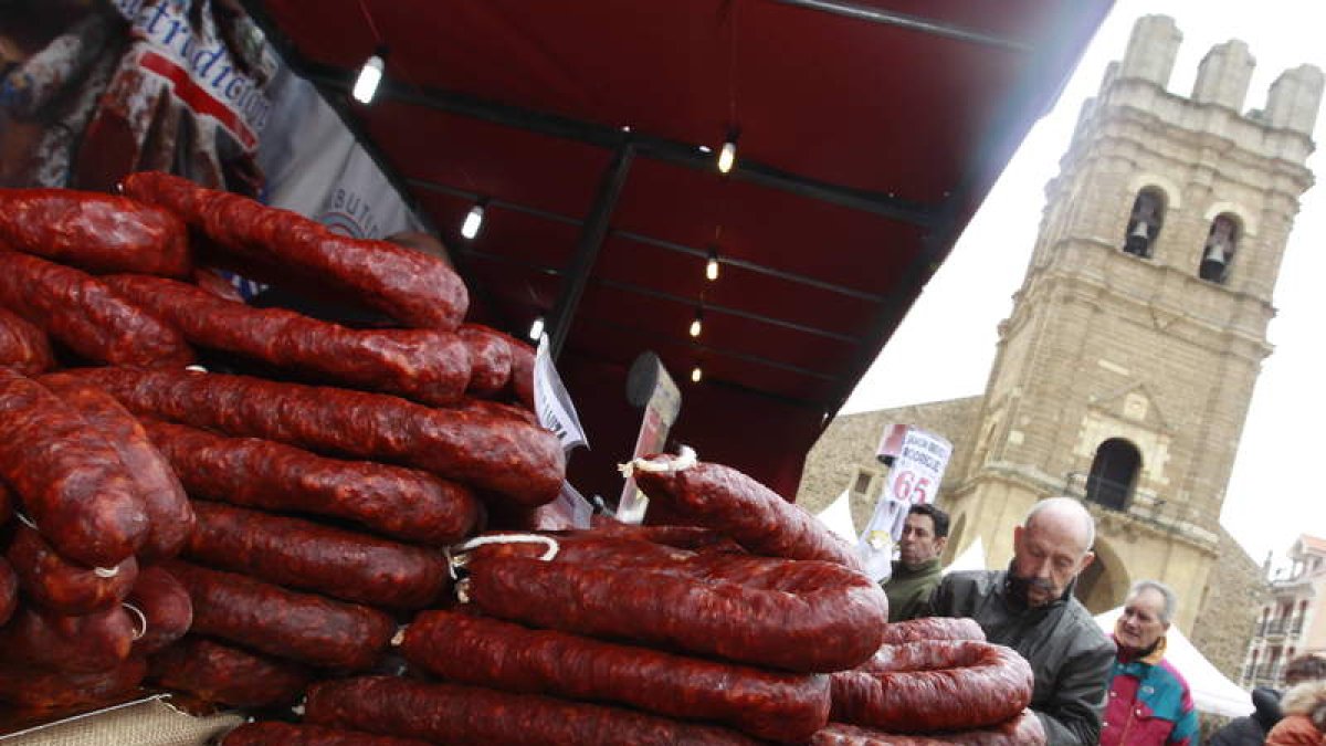 A lo largo del año, el Ayuntamiento de La Bañeza organiza hasta siete ferias en la plaza Mayor, el corazón de la ciudad que se ha convertido en el mejor recinto para dar cabida a las rebajas, los productos de la tierra, el motor o la alfarería. Nada queda