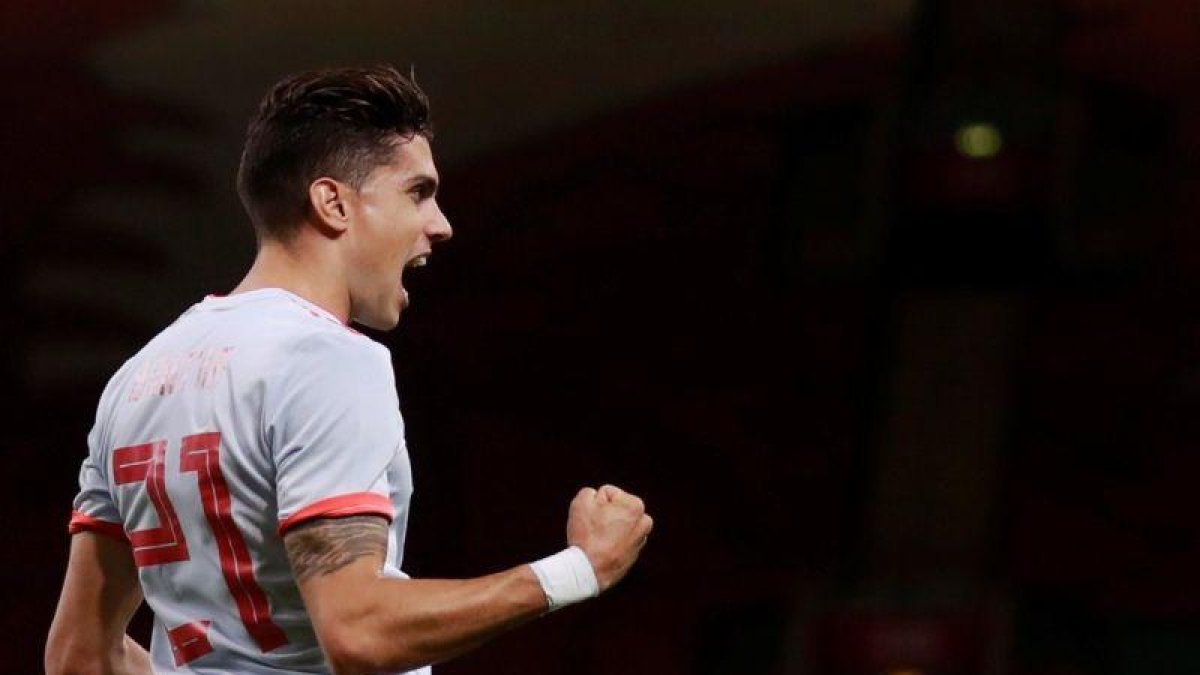 Marc Bartra celebra un gol con la selección española.