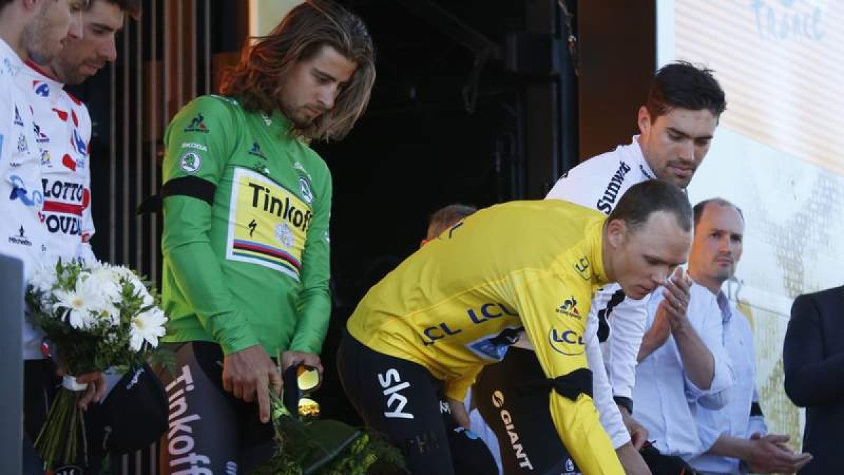 Chris Froome deposita un ramo de flores en honor a las víctimas de Niza. KIM LUDBROOK