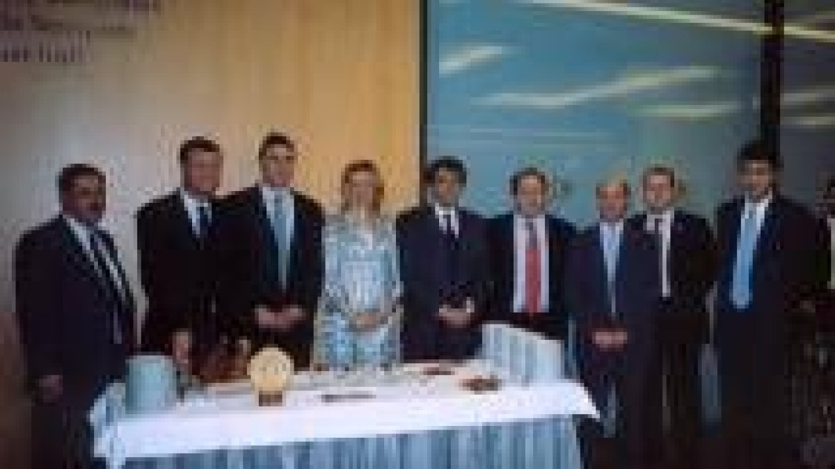Responsables del consejo posan con autoridades de Junta y Diputación
