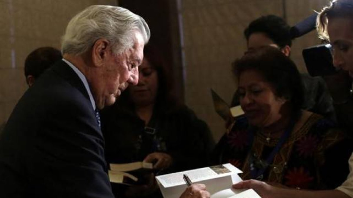 El escritor peruano Mario Vargas Llosa firma autógrafos tras su conferencia de prensa en el marco del VI Congreso Internacional de la Lengua Española (CILE).