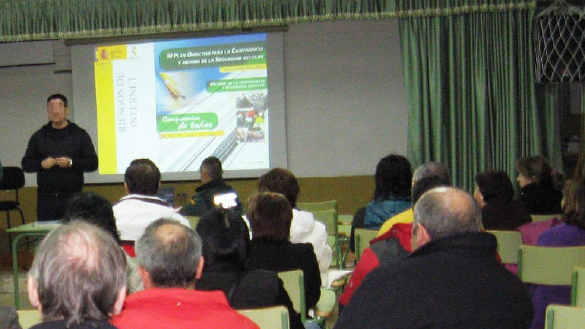 Un momento de la charla ofrecida ayer por los agentes en el centro bembibrés.