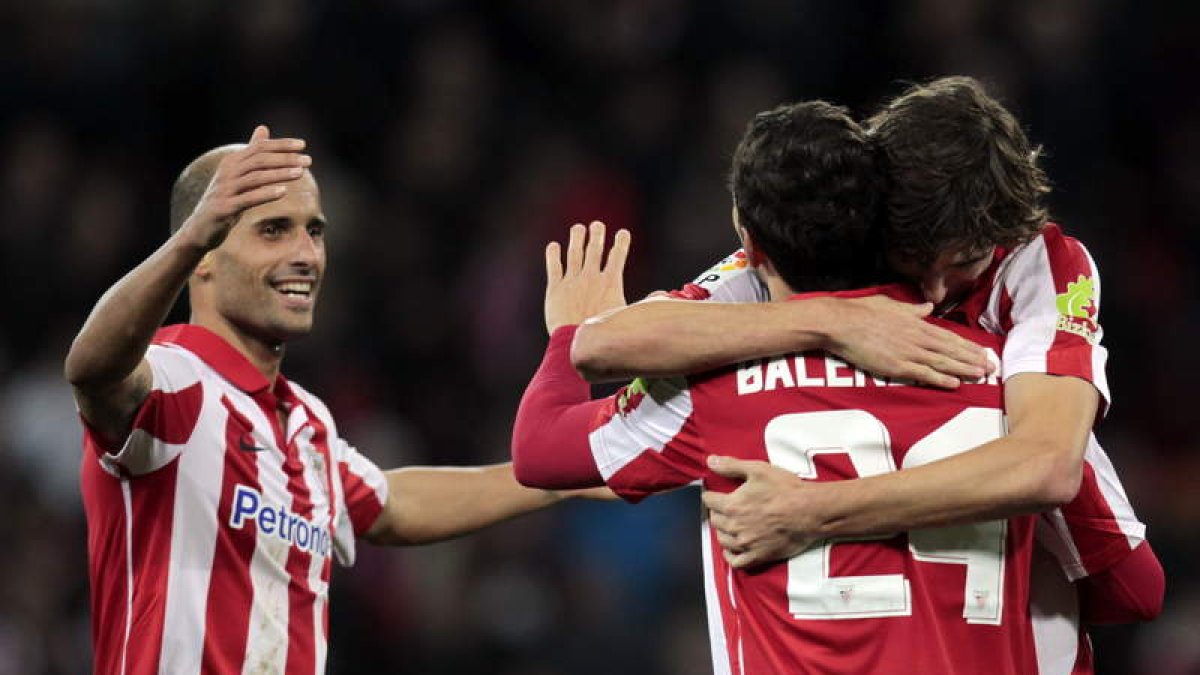Los jugadores del Athletic celebran la sufrida victoria lograda frente al Rayo Vallecano.