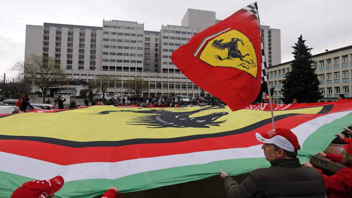 Los alrededores del hospital donde está ingresado Schumacher reunieron a miles de aficionados.