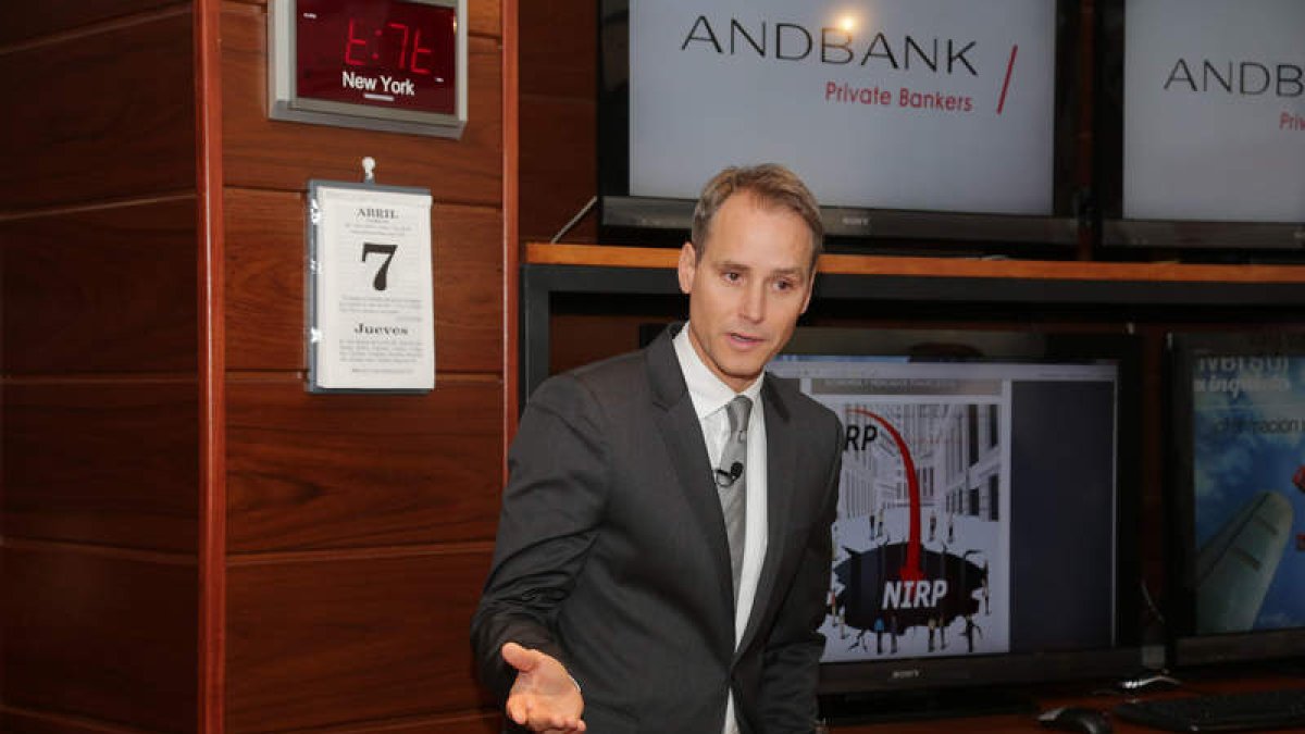 Álex Fusté, en el Parquet del Siglo XXI de Andbank en León. SECUNDINO PÉREZ