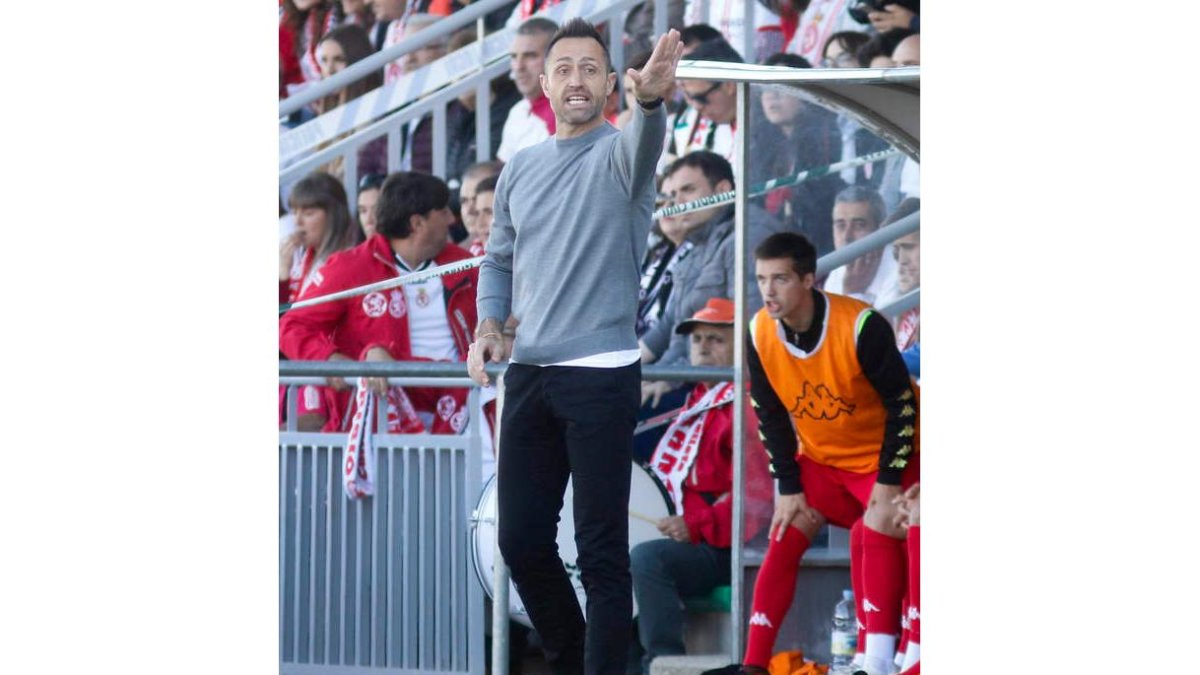José Manuel Aira dirigirá mañana el último partido en su etapa como entrenador de la Cultural. LOF