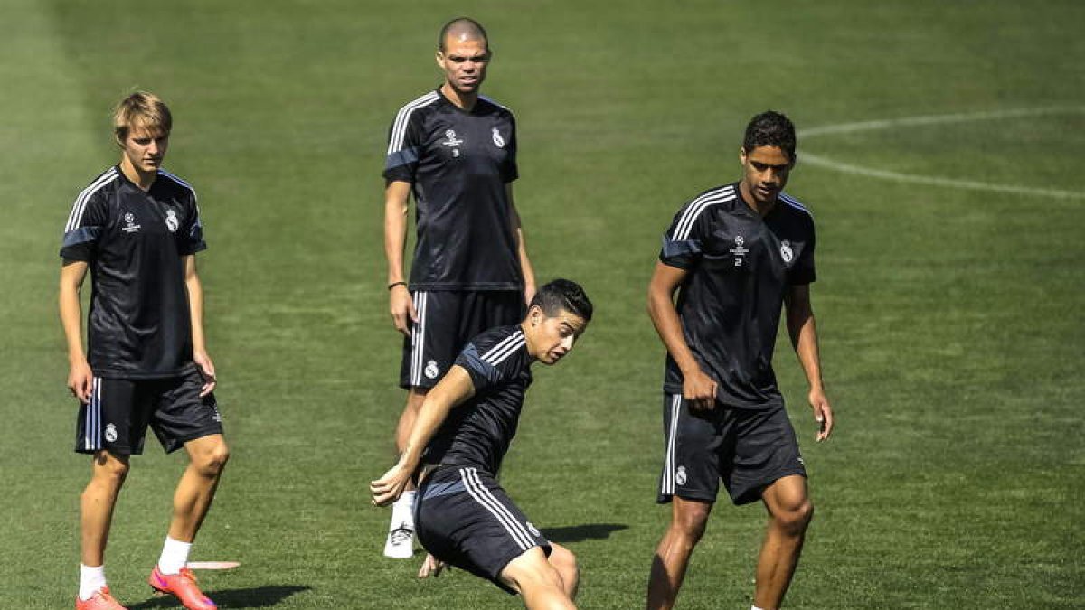 Odegaard (i) y Varane (d), dos de las ‘perlas’ del Madrid.