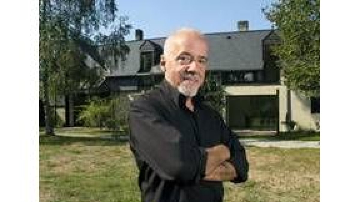El escritor brasileño Paulo Coelho presentó ayer su nuevo libro «El vencedor está solo»