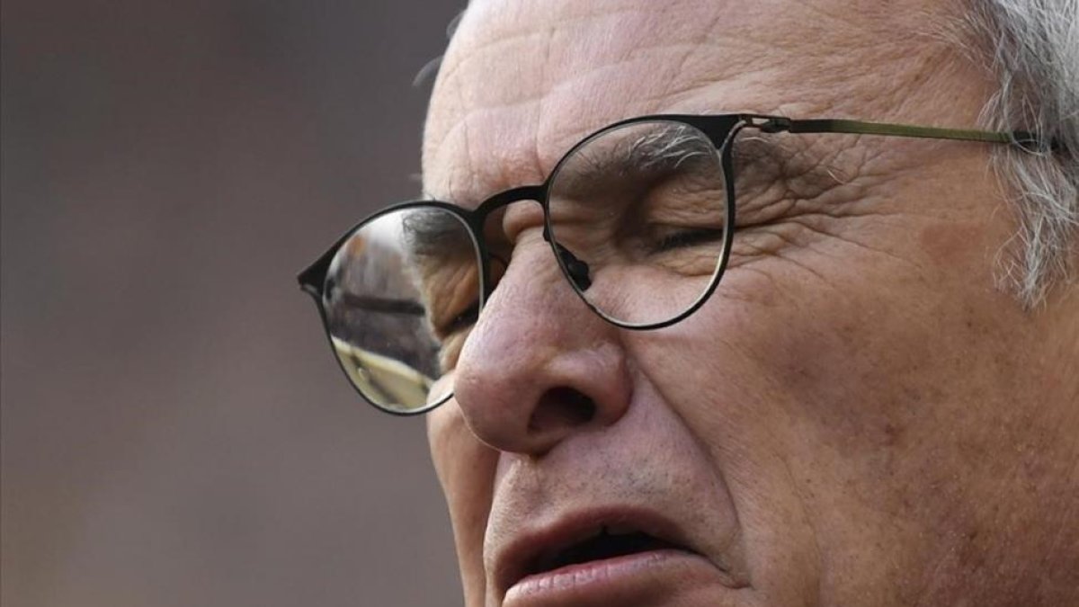 Ranieri se lamenta durante el partido que el Leicester perdió ante el Millwall en la 'Cup'.