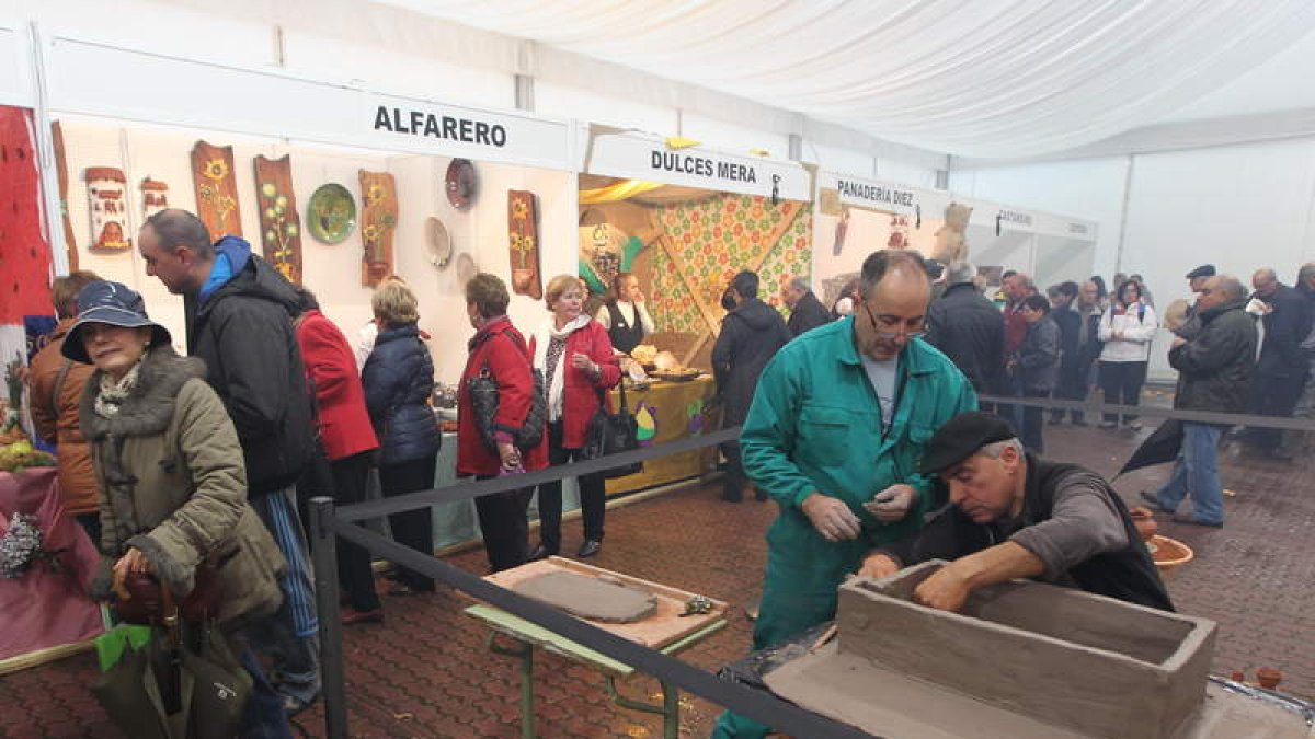 Algunas de las escenas típicas del Magosto y Mercado Tradicional de Páramo. L. DE LA MATA / ANA F. BARREDO
