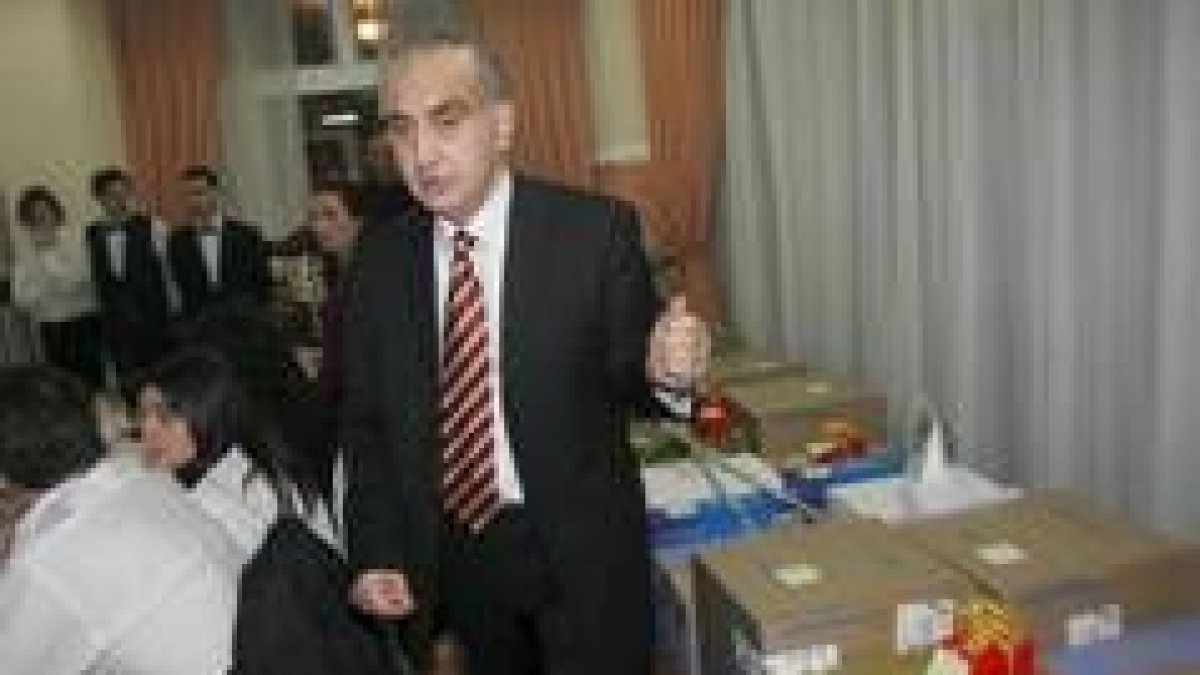 Rodríguez de Francisco ante el lote de productos que se sorteó en la cena del restaurante Erdeland