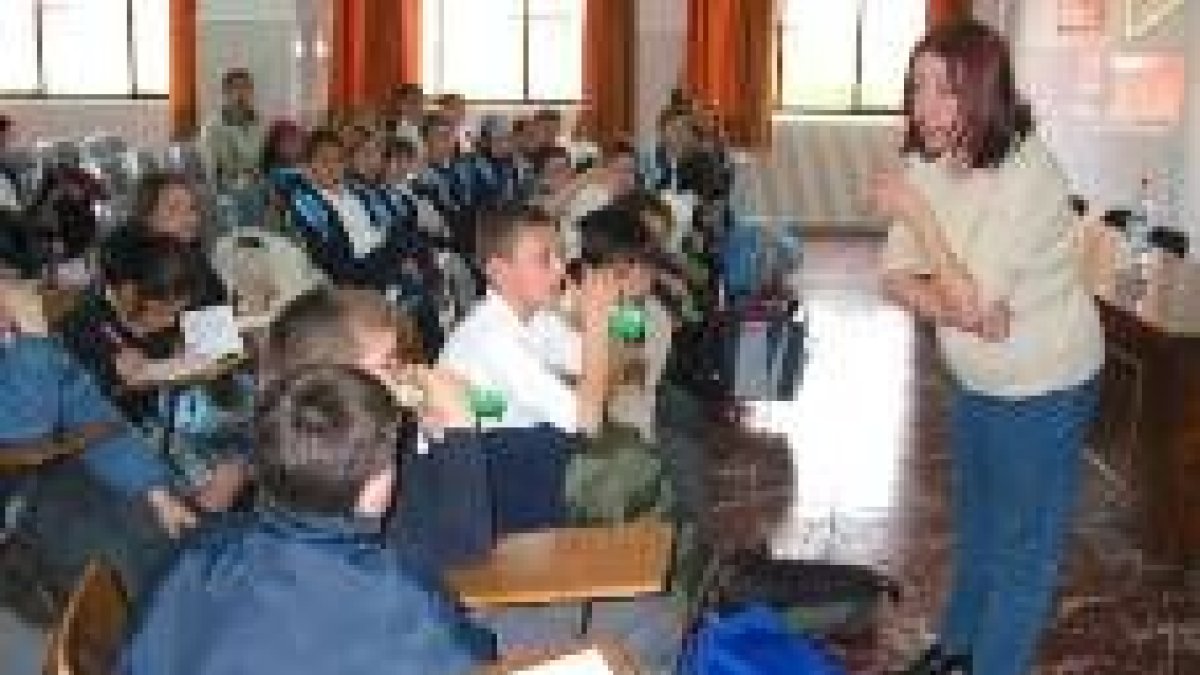 Gómez Ojeda, premio Nadal, en el colegio Nuestra Señora del Carmen de La Bañeza