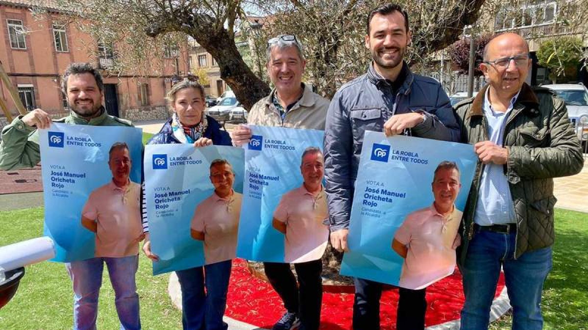 Oricheta, en el centro, arropado por cargos del PP. DL